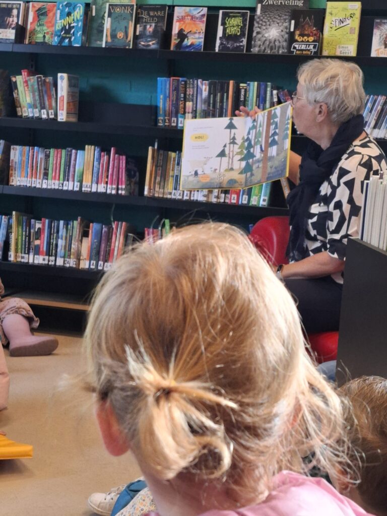 Een heerlijk voorleesuurtje in de bibliotheek van Bedum. De kinderen hebben er van genoten.